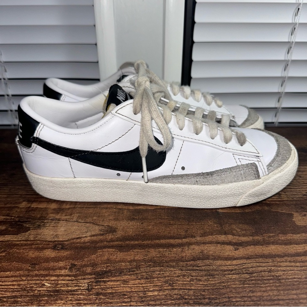 Womens Nike Blazer Low ‘77 White Sneakers Size 6. DC4769-102